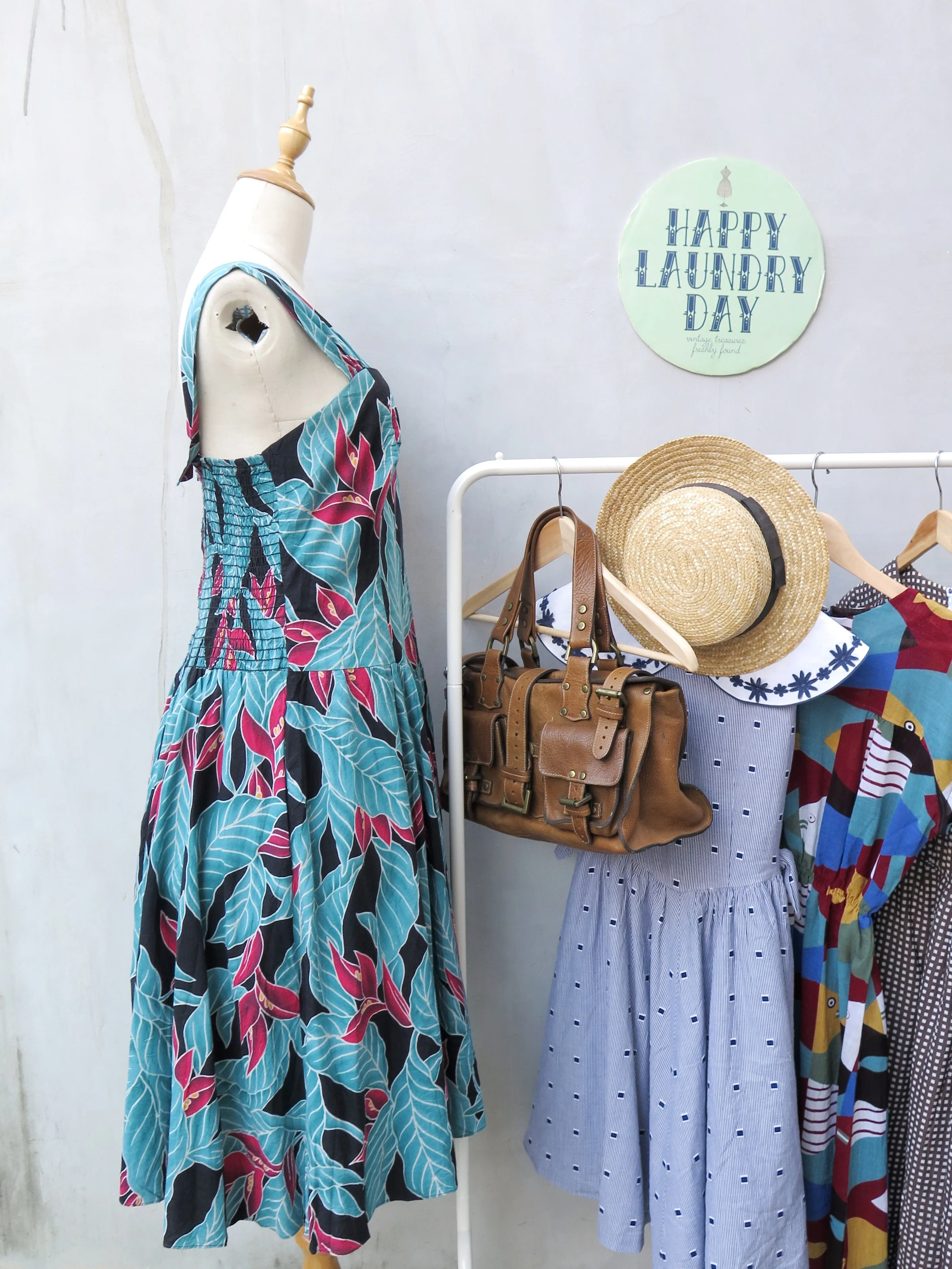 Maaike | Vintage 1970s 1980s Cruise-ship Tropical Holiday floral print Midi Dress
