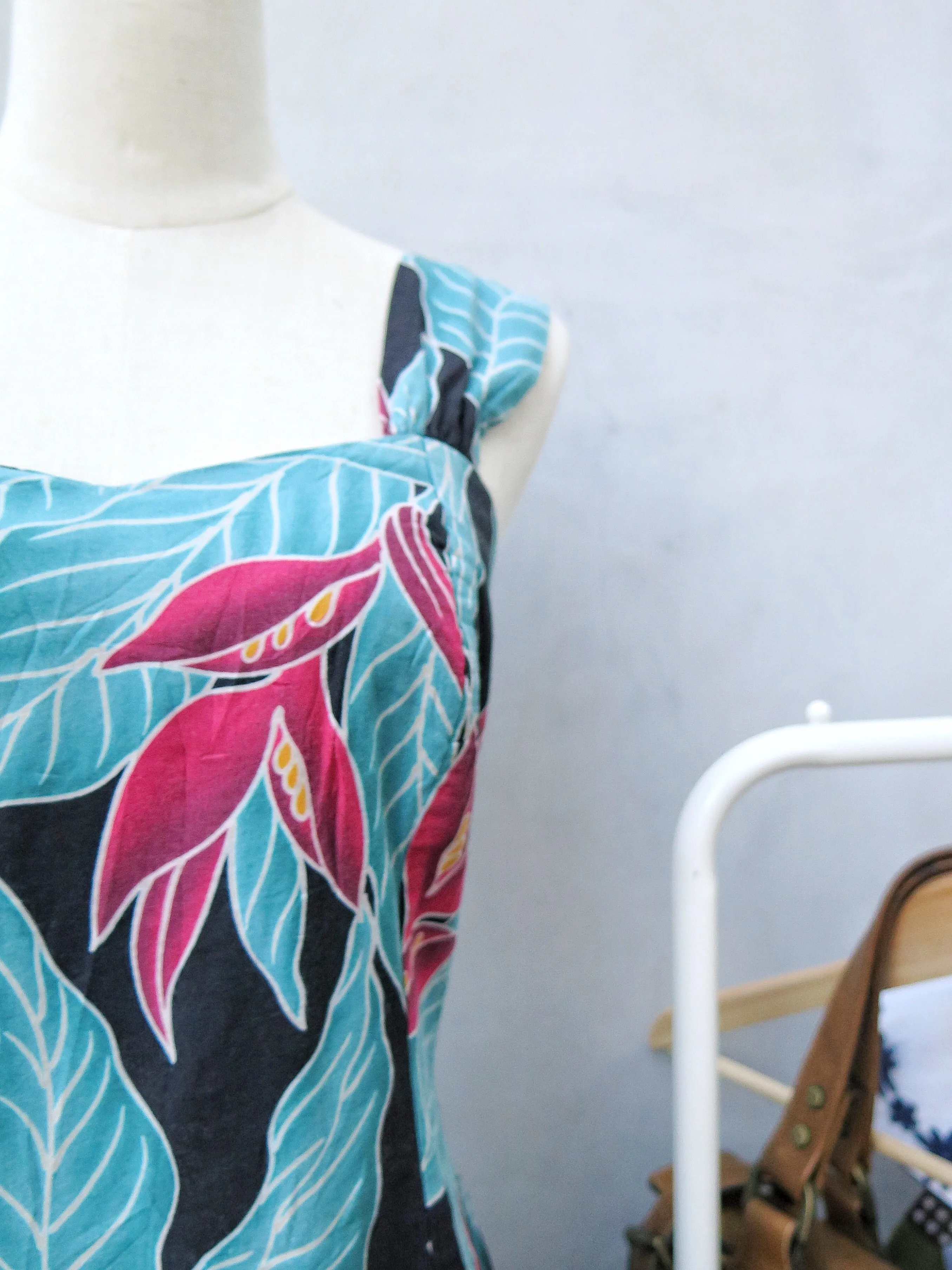 Maaike | Vintage 1970s 1980s Cruise-ship Tropical Holiday floral print Midi Dress