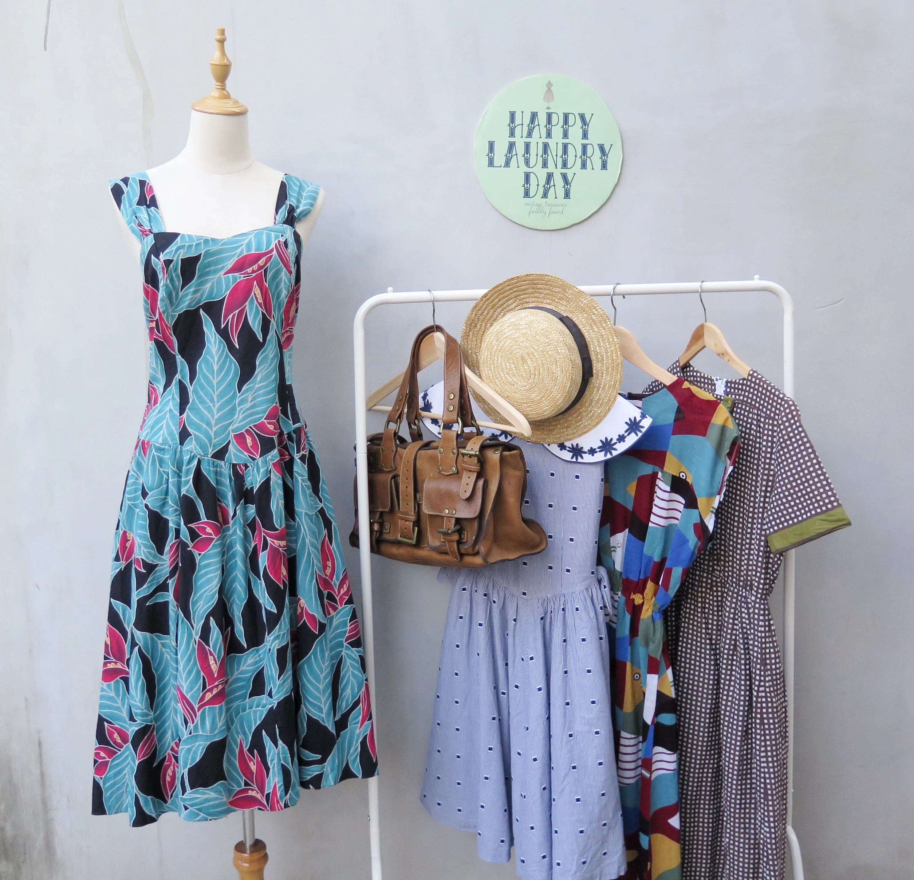Maaike | Vintage 1970s 1980s Cruise-ship Tropical Holiday floral print Midi Dress