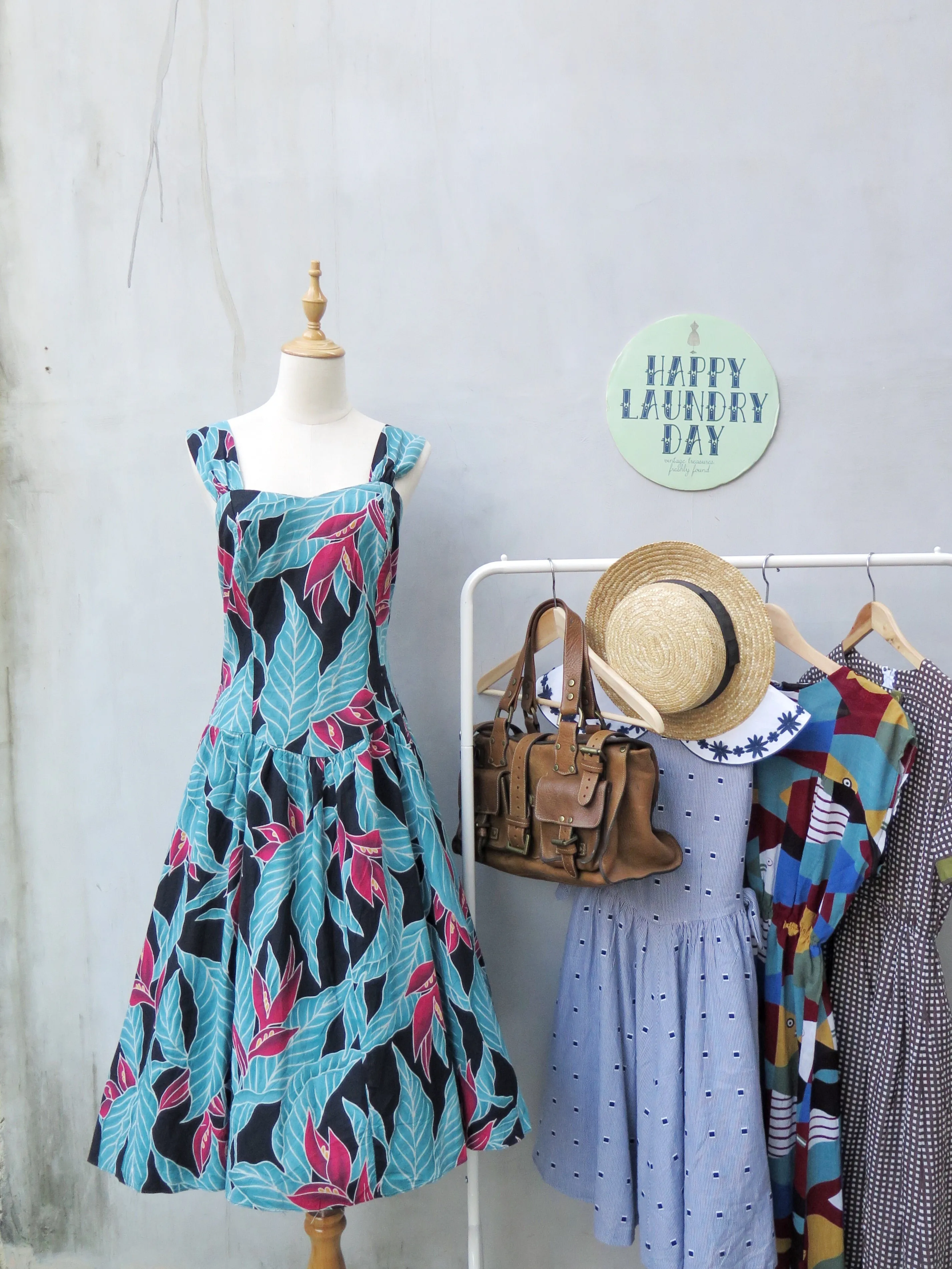 Maaike | Vintage 1970s 1980s Cruise-ship Tropical Holiday floral print Midi Dress