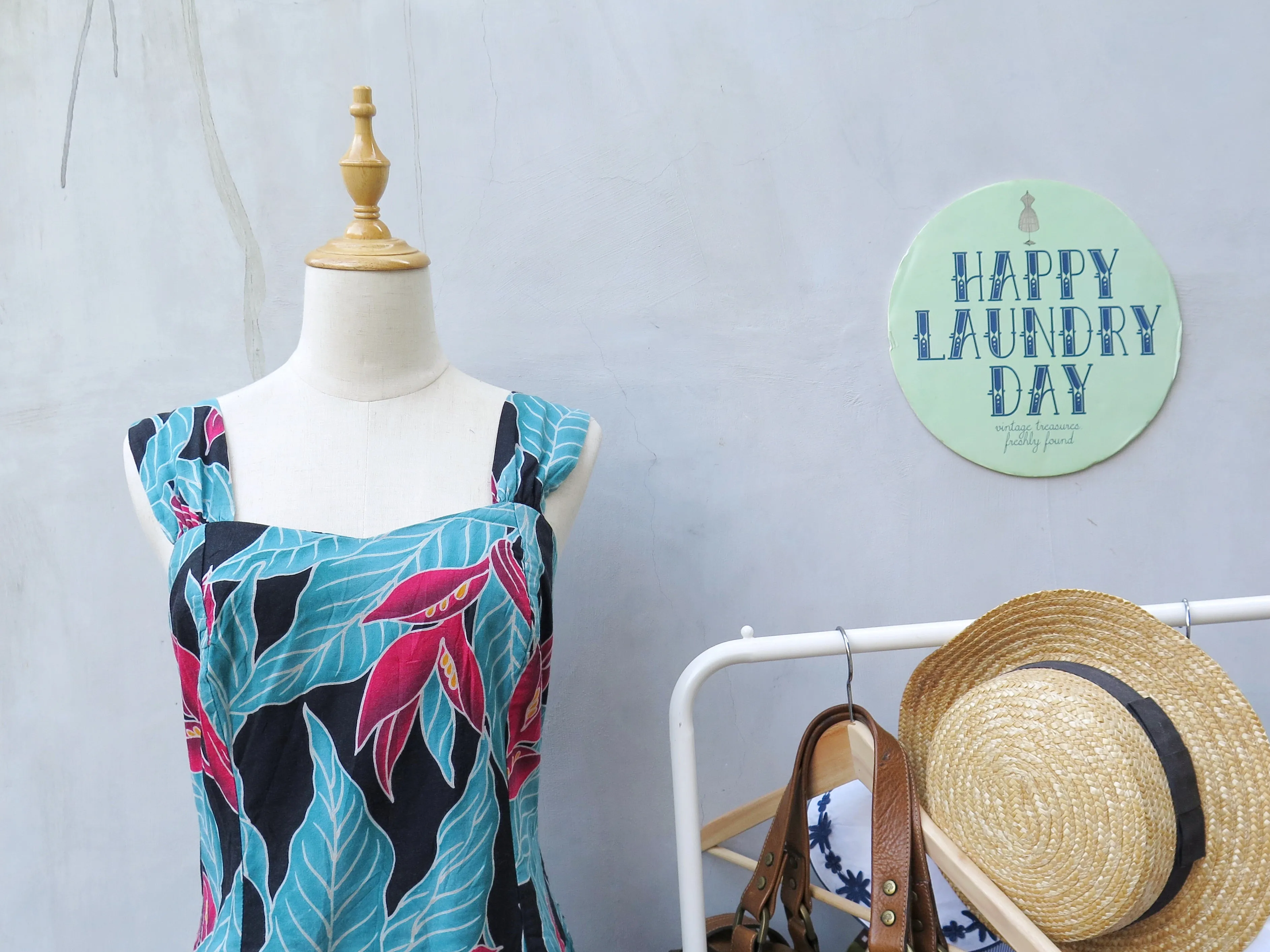 Maaike | Vintage 1970s 1980s Cruise-ship Tropical Holiday floral print Midi Dress