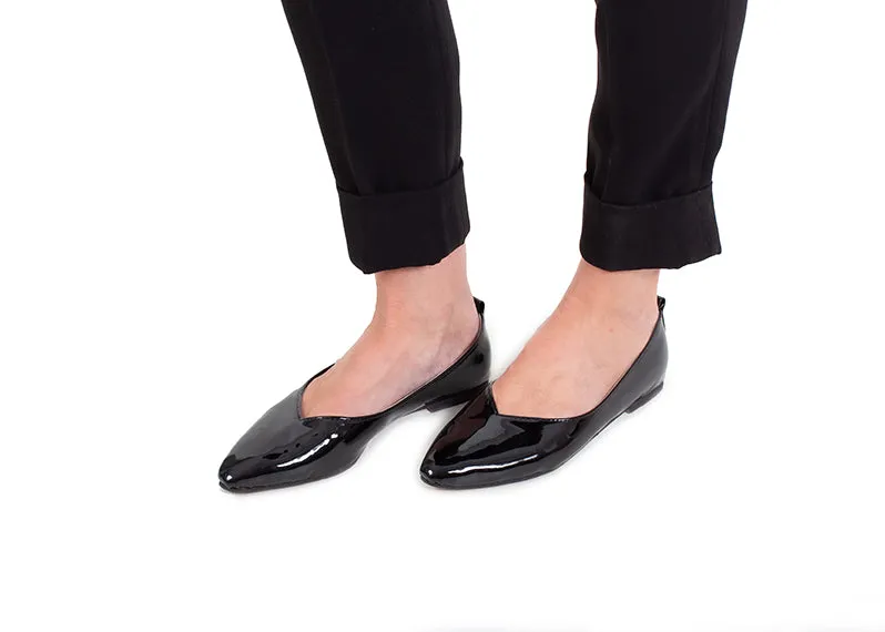 Pointed V Flat - Black patent supaletha